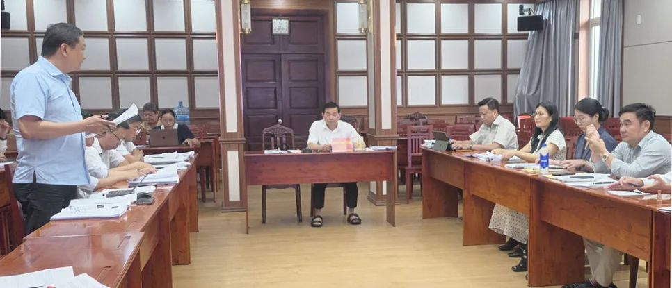 Ông Trương Hữu Chức- Phó trưởng phòng Kinh tế đất (Sở NNMT) phát biểu tại cuộc họp sáng 15-5