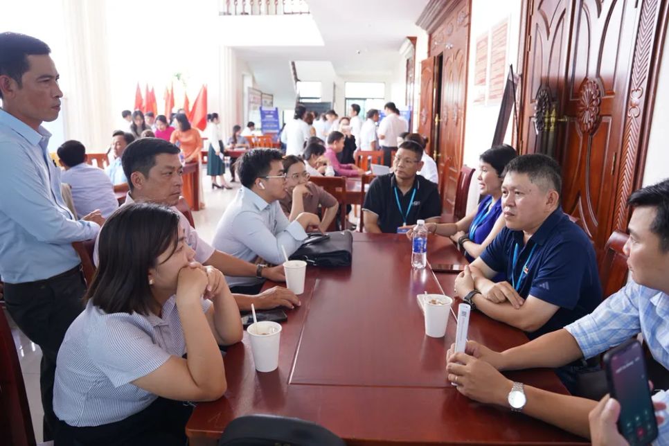 Các đại biểu chia sẻ, tư vấn các giải pháp chuyển đổi số