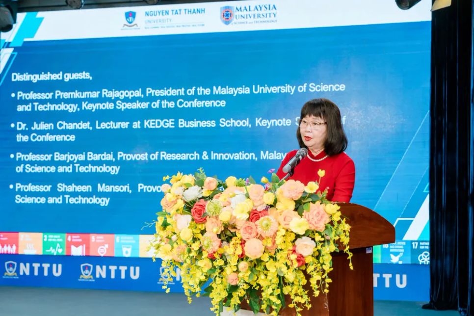 TS. Nguyễn Mai Lan, Chủ tịch Hội đồng Trường Trường Đại học Nguyễn Tất Thành phát biểu khai mạc ICDI-2026, nhấn mạnh AI, chuyển đổi số và phát triển bền vững đang đặt ra nhiều yêu cầu mới đối với giáo dục đại học hiện nay