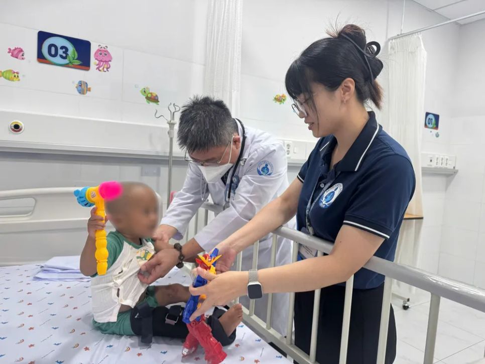 Bé N.G.K. trở nên vui khỏe hơn sau những ngày điều trị.