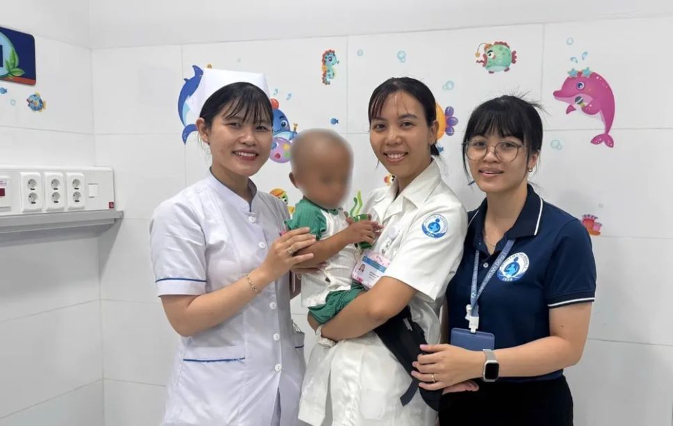 Bé N.G.K. và các y bác sĩ Bệnh viện Nhi đồng 1 trước khi xuất viện.