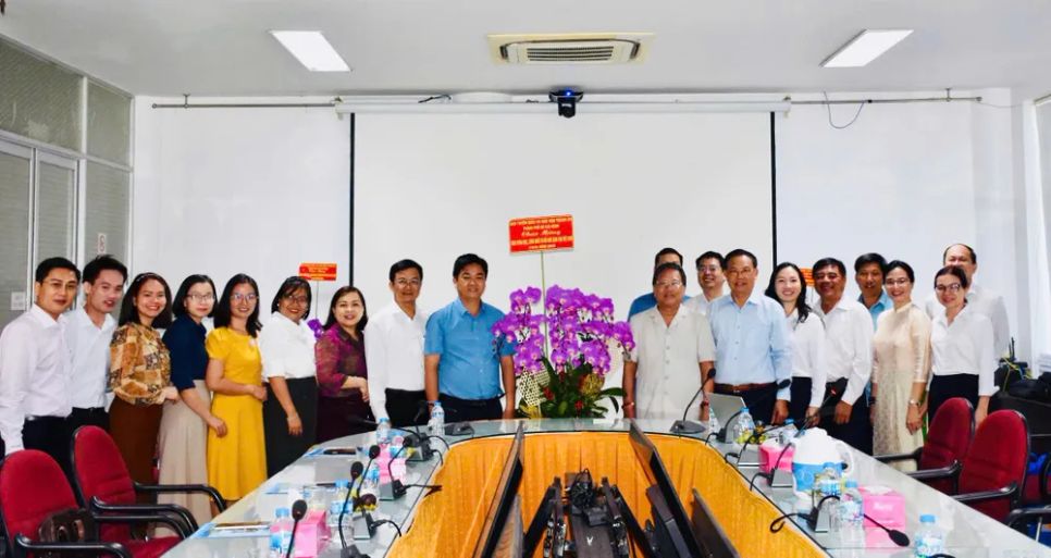 Đoàn công tác do đồng chí Lê Văn Minh, Thành ủy viên, Phó Trưởng Ban Thường trực Ban Tuyên giáo và Dân vận Thành ủy TPHCM làm trưởng đoàn thăm, chúc mừng Công ty Cổ phần KHCN Việt Nam BUSADCO.