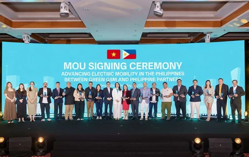 Đại diện Green SM và các doanh nghiệp, hợp tác xã vận tải Philippines tại lễ ký kết hợp tác phát triển hệ sinh thái taxi điện tại Philippines.