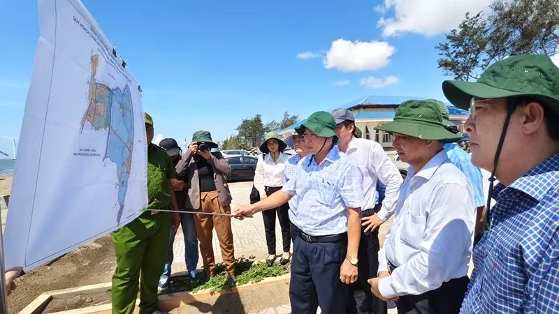 Bí thư Tỉnh uỷ Vĩnh Long Trần Văn Lâu khảo sát điểm du lịch biển Ba Động