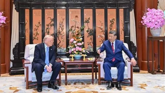 Chủ tịch Trung Quốc Tập Cận Bình và Tổng thống Mỹ Donald Trump trong cuộc gặp tại khu Trung Nam Hải ở Bắc Kinh ngày 15-5. Ảnh: TTXVN