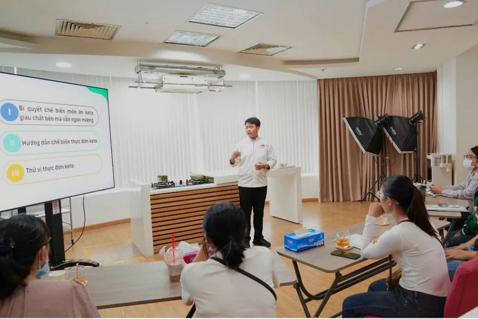 Một lớp hướng dẫn nấu thực đơn keto tại Ajinomoto Việt Nam