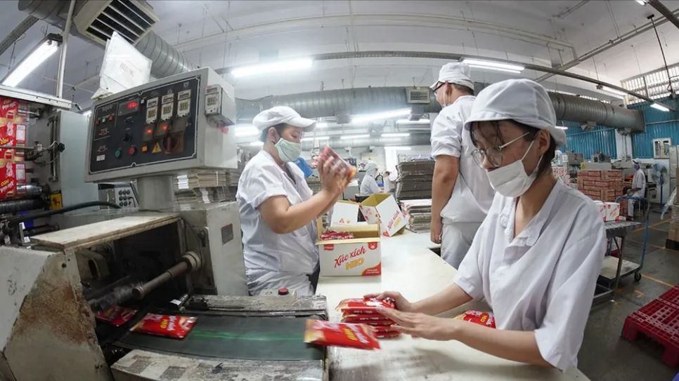 Dây chuyền sản xuất xúc xích tại Nhà máy chế biến thực phẩm Vissan, phường Bình Lợi Trung, TPHCM (ẢNH: HOÀNG HÙNG)