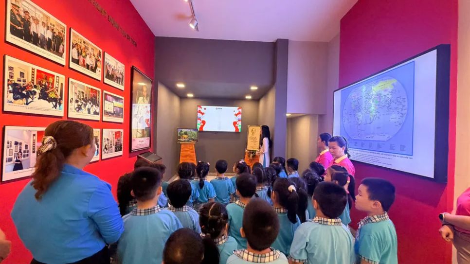 Học sinh tham quan di tích “Nơi đồng chí Nguyễn Tất Thành ở trước khi ra đi tìm đường cứu nước” tại số 5 đường Châu Văn Liêm, phường Chợ Lớn, TPHCM (ẢNH: BÌNH AN)