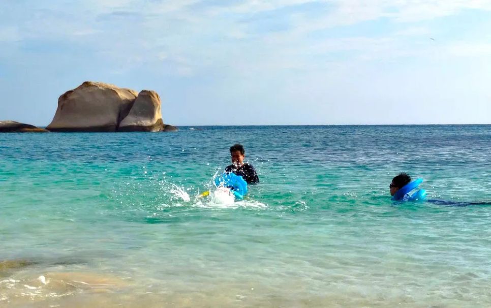 Bãi biển trong xanh, có thể nhìn tới tận đáy. Ảnh: TIẾN THẮNG