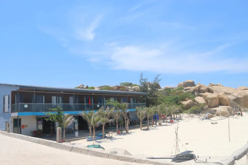 Nơi phục vụ ăn uống và lưu trú cho du khách nếu phải ở lại qua đêm trên đảo do thời tiết xấu. Ảnh: TIẾN THẮNG