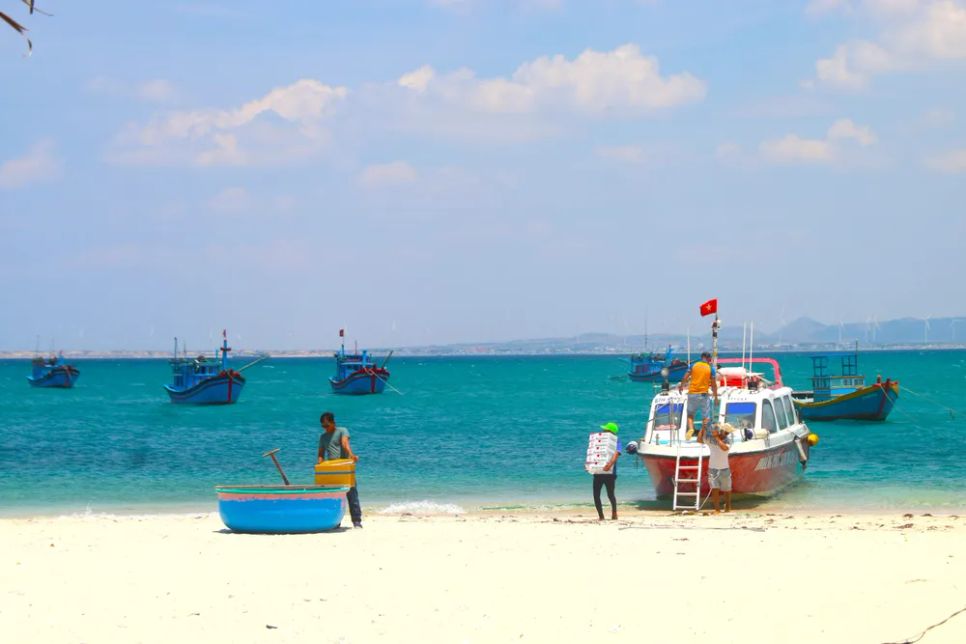 Vận chuyển hàng hóa lên đảo phục vụ khách du lịch. Ảnh: TIẾN THẮNG