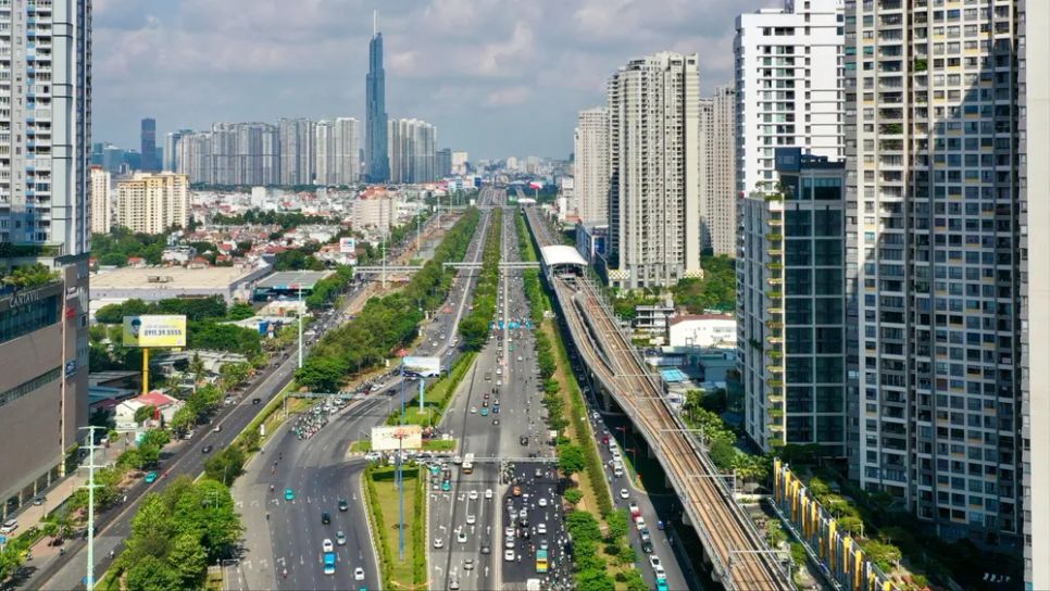 Tuyến metro số 1 chạy dọc đường Võ Nguyên Giáp, phường An Khánh. Ảnh: HOÀNG HÙNG