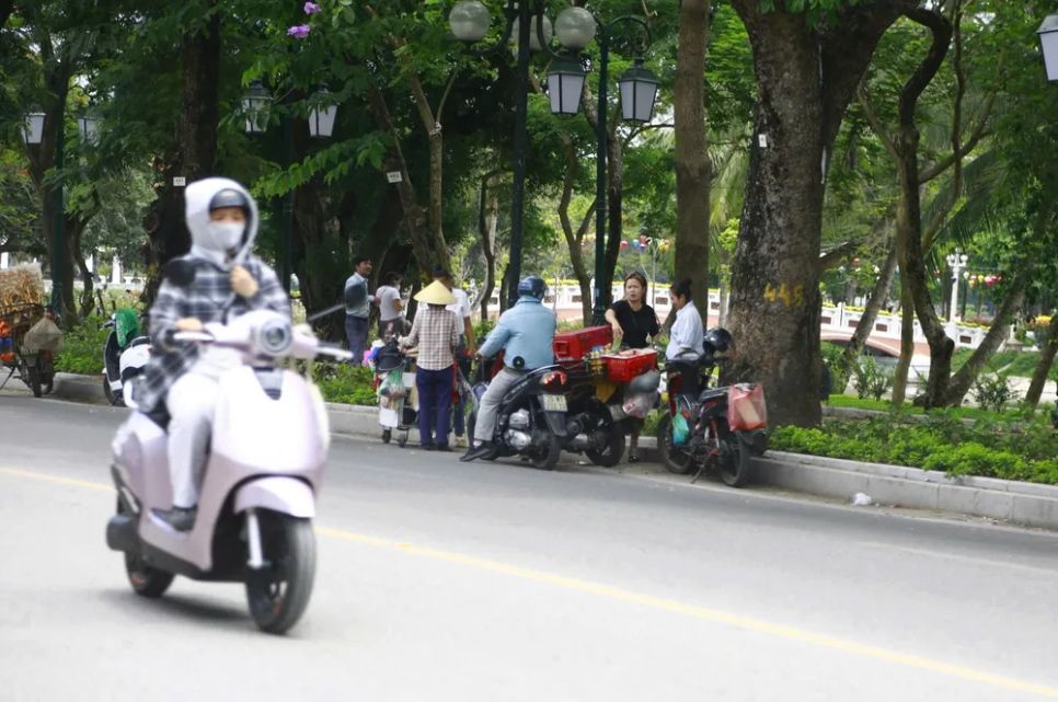 Hàng nước lưu động trên xe máy tại đường Lê Duẩn, phường Hai Bà Trưng, ngày 14-5. Ảnh: HÀ NGUYỄN