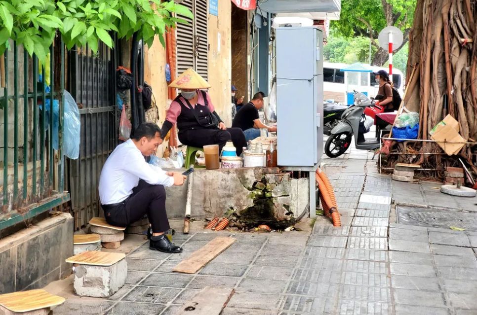 Quán nước vỉa hè dùng bìa carton, kê gạch gây mất mỹ quan đô thị. Ảnh: HÀ NGUYỄN