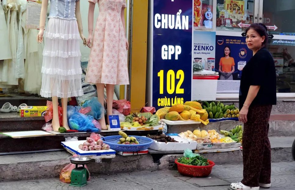 Quầy hàng cạnh cửa hàng nhà người dân. Ảnh: HÀ NGUYỄN