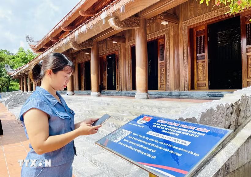 Người dân trải nghiệm quét mã QR tìm hiểu thông tin ở Công trình thanh niên số hóa Quảng trường Hồ Chí Minh-Đền thờ Bác Hồ và các anh hùng liệt sỹ (phường Đồng Hới, tỉnh Quảng Trị). (Ảnh: Võ Dung/TTXVN)