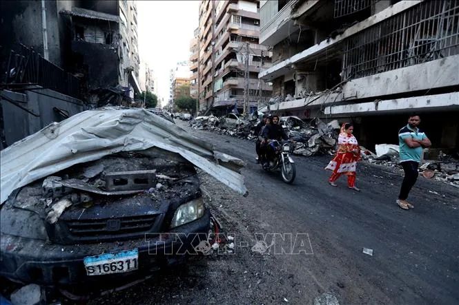 Ô tô bị phá hủy sau cuộc không kích của Israel tại Beirut, Liban. Ảnh: THX/TTXVN