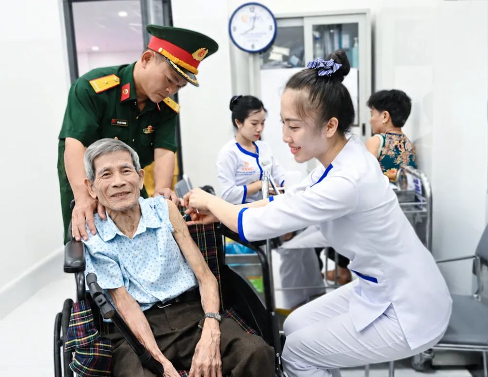 Cựu tù chính trị Nguyễn Xuân Viên cùng vợ đến tiêm vaccine từ sáng sớm, ông cũng là cựu tù chính trị duy nhất còn sinh sống tại Côn Đảo. Ảnh: Minh Trung