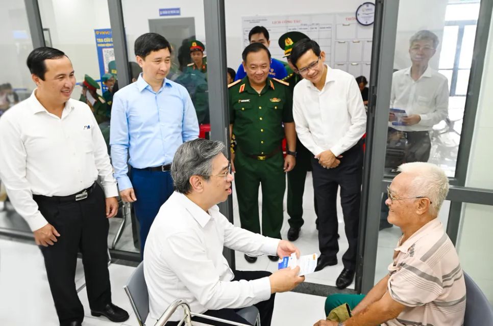 Đồng chí Nguyễn Phước Lộc thăm hỏi người dân Côn Đảo tiêm cúm miễn phí do Hệ thống Trung tâm Tiêm chủng VNVC tài trợ sáng 16-5. Ảnh: Minh Trung