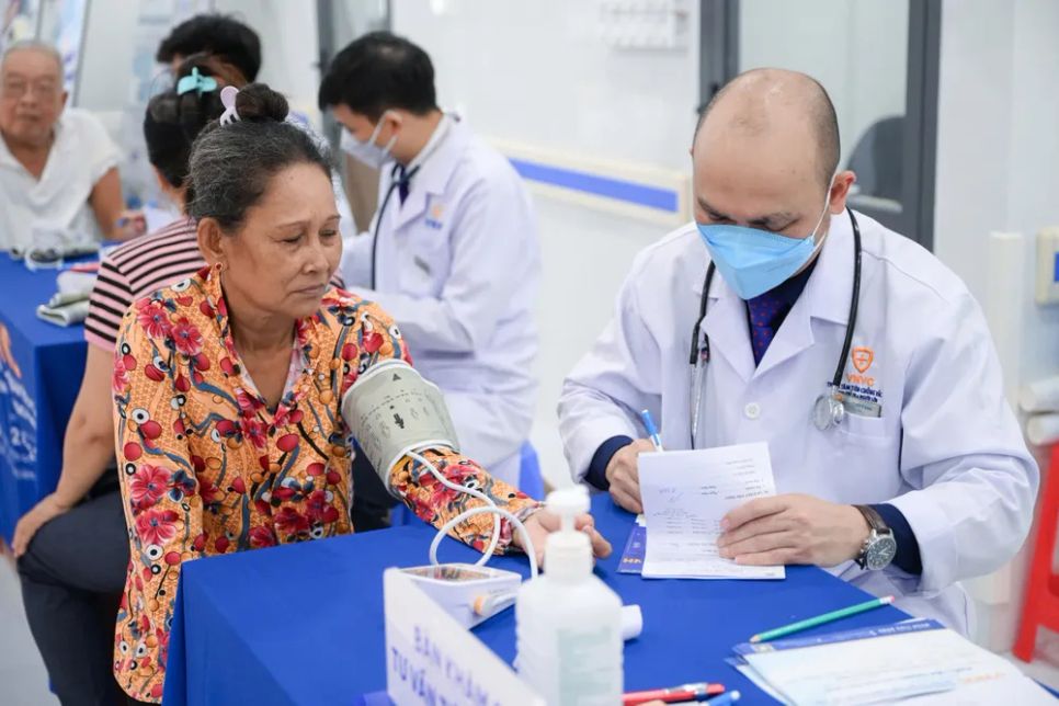 Nhiều người cao tuổi, có bệnh mạn tính đến Trung tâm Y tế Quân Dân Y Đặc khu Côn Đảo tiêm vaccine cúm miễn phí do Hệ thống Trung tâm Tiêm chủng VNVC tài trợ. Ảnh: Minh Trung