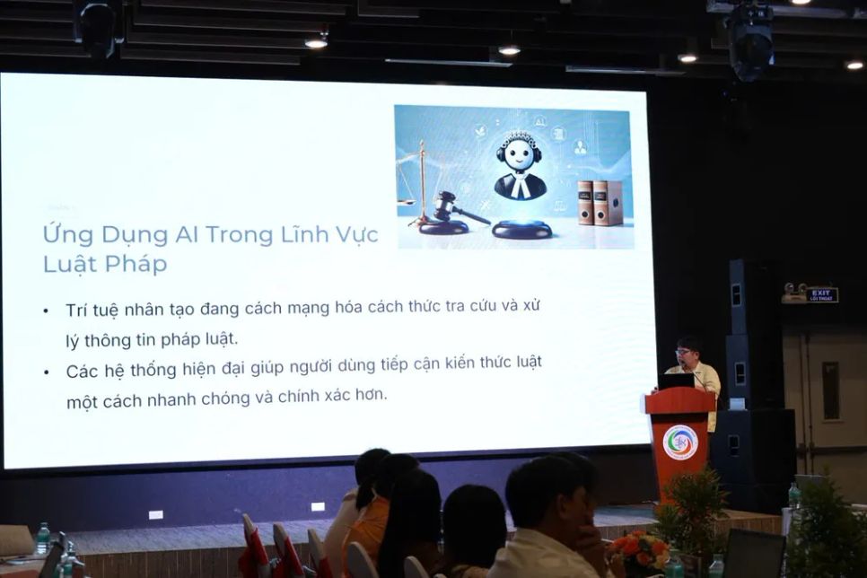 PGS TS Nguyễn Đình Hiển, Trường Đại học Công nghệ Thông tin (Đại học Quốc gia TPHCM) trình bày tham luận. Ảnh: CẨM NƯƠNG