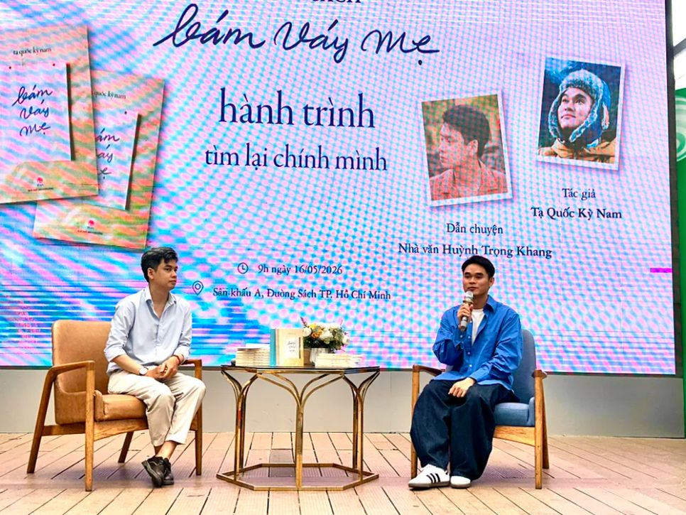Tạ Quốc Kỳ Nam (phải) chia sẻ tại chương trình, bên cạnh là nhà văn Huỳnh Trọng Khang trong vai trò dẫn dắt chương trình