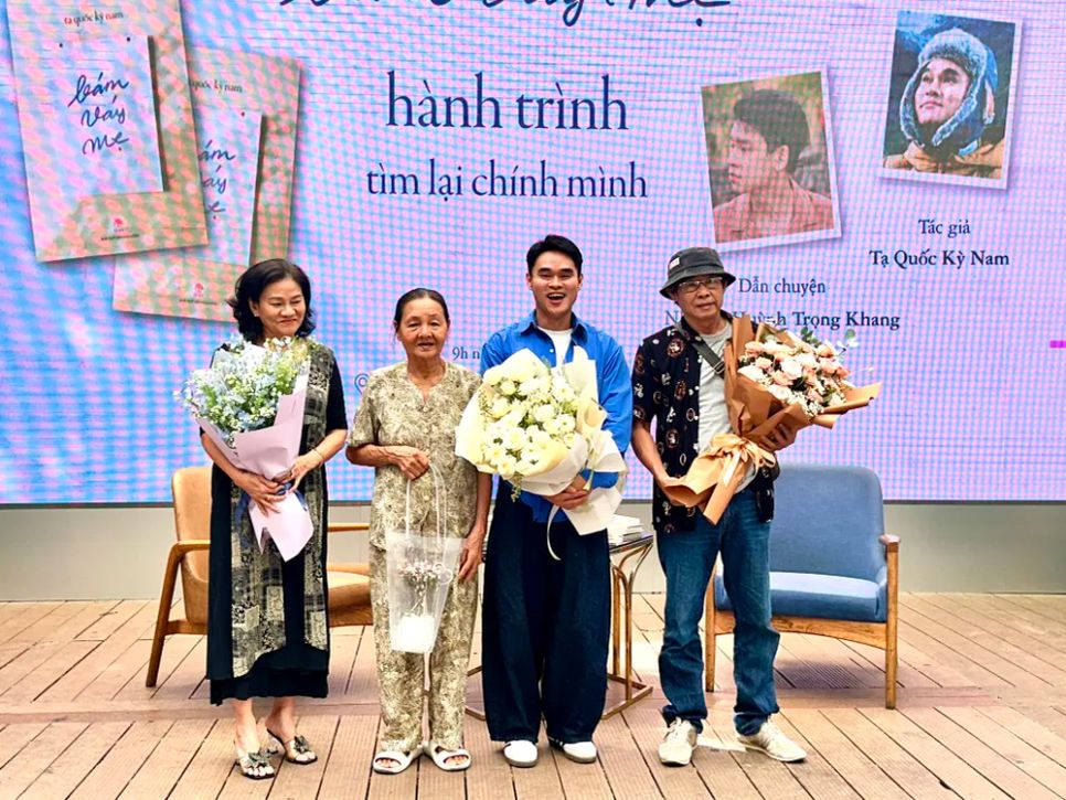 Tạ Quốc Kỳ Nam tặng hoa tri ân ba mẹ và bà Tư (thứ hai từ trái qua), một nhân vật trong sách 
