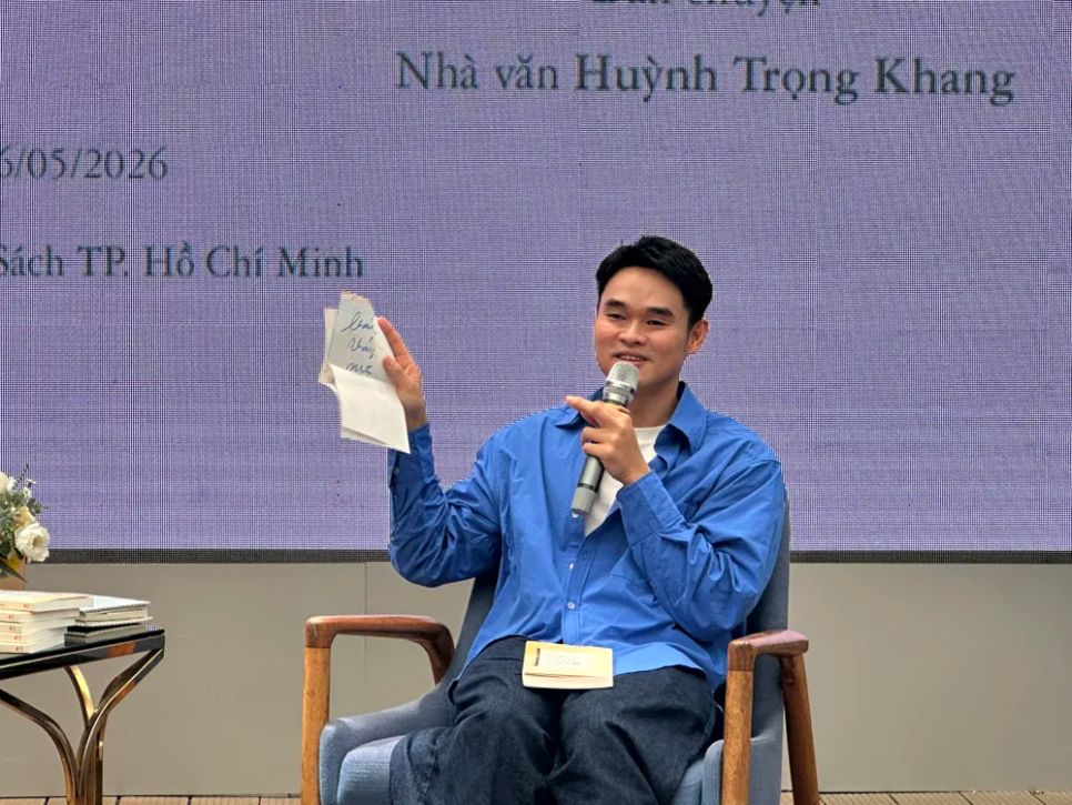 Tờ lịch với dòng chữ viết tay của mẹ được Tạ Quốc Kỳ Nam sử dụng làm bìa sách