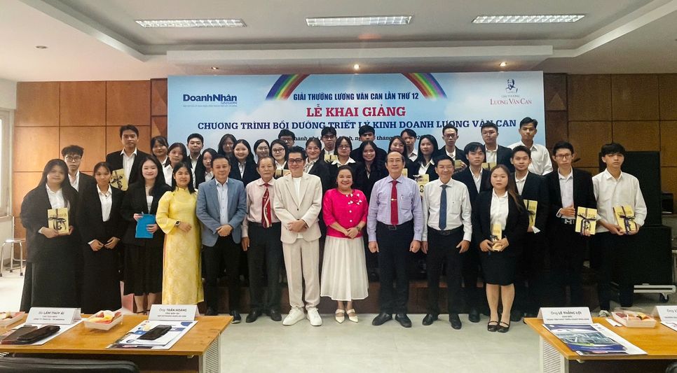 Các đại biểu, khách mời và sinh viên trong Lễ khai giảng