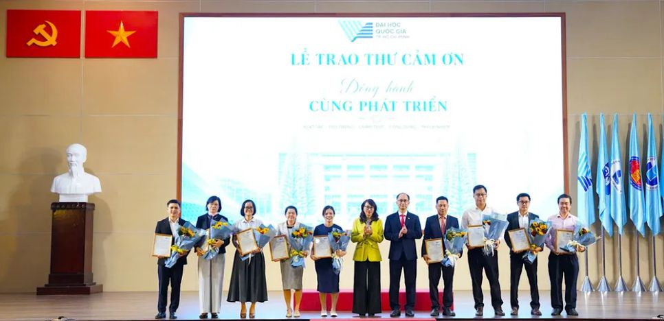 Ban giám đốc ĐHQG TPHCM tôn vinh các nhà khoa học tiêu biểu. ẢNH QUANG HUY