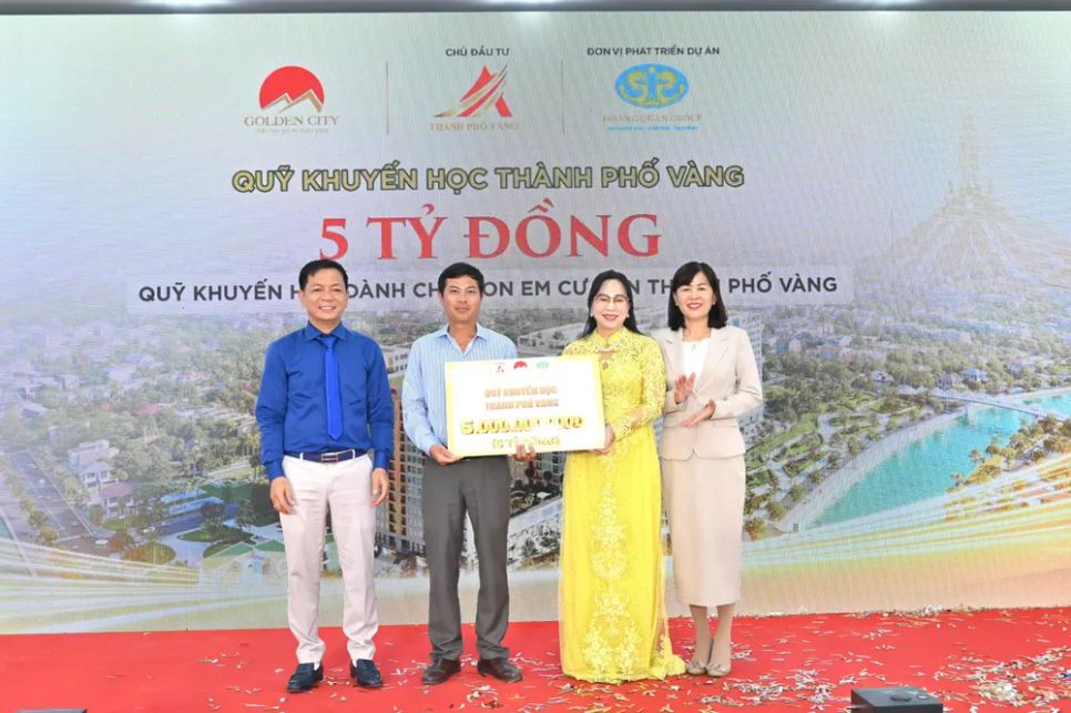 Chủ đầu tư trao tặng Quỹ học bổng Thành Phố Vàng giành cho con em sinh sống tại dự án