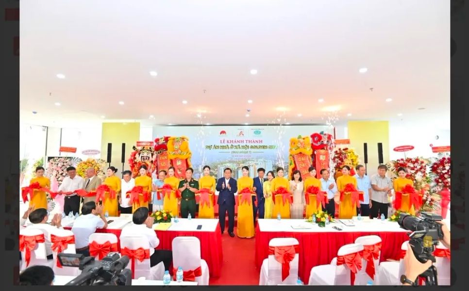 Nghi lễ cắt băng khánh thành