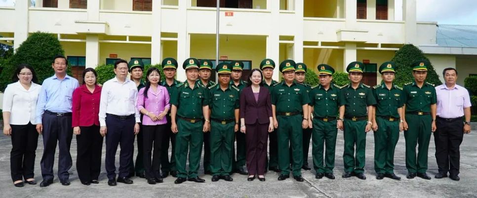 Phó Chủ tịch nước Võ Thị Ánh Xuân chụp hình lưu niệm với lãnh đạo tỉnh An Giang và lãnh đạo Ban chỉ huy Bộ đội Biên phòng tỉnh An Giang Phó Chủ tịch nước Võ Thị Ánh Xuân chụp hình lưu niệm với lãnh đạo tỉnh An Giang và lãnh đạo Ban chỉ huy Bộ đội Biên phòng tỉnh An Giang
