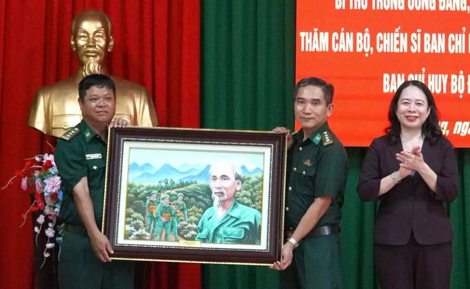 Phó Chủ tịch nước Võ Thị Ánh Xuân tặng bức tranh Bác Hồ đến cán bộ, chiến sĩ Biên phòng Cửa khẩu cảng Dương Đông Phó Chủ tịch nước Võ Thị Ánh Xuân tặng bức tranh Bác Hồ đến cán bộ, chiến sĩ Biên phòng Cửa khẩu cảng Dương Đông