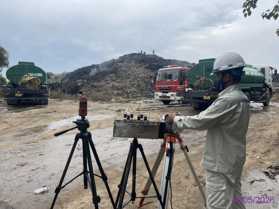 Lấy mẫu không khí xung quanh bãi rác sau vụ cháy