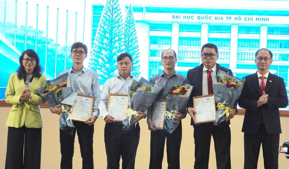 GS.TS Nguyễn Thị Thanh Mai, Giám đốc ĐHQG TPHCM trao thư cảm ơn tới các nhà khoa học tiêu biểu. ẢNH QUANG HUY