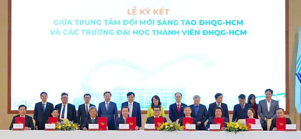 Lễ ký kết giữa Trung tâm ĐMST - ĐHQG TPHCM với 8 trường thành viên. ẢNH QUANG HUY