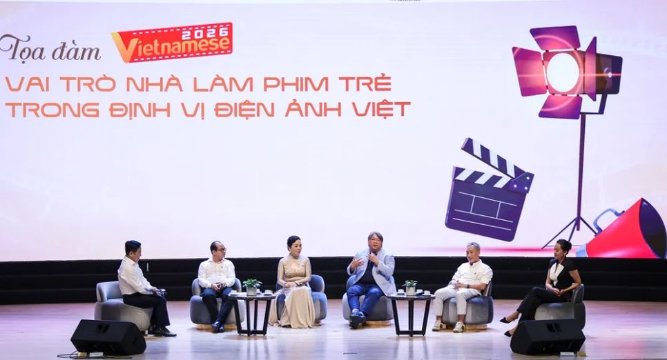 Các khách mời tham gia phiên tọa đàm tại lễ phát động. Ảnh: N.VÂN