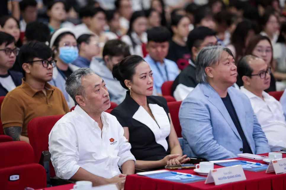 Đạo diễn Nguyễn Quang Dũng, diễn viên - đạo diễn Hồng Ánh, đạo diễn Hàm Trần cùng ngồi ghế nóng giám khảo cuộc thi. Ảnh: N.VÂN