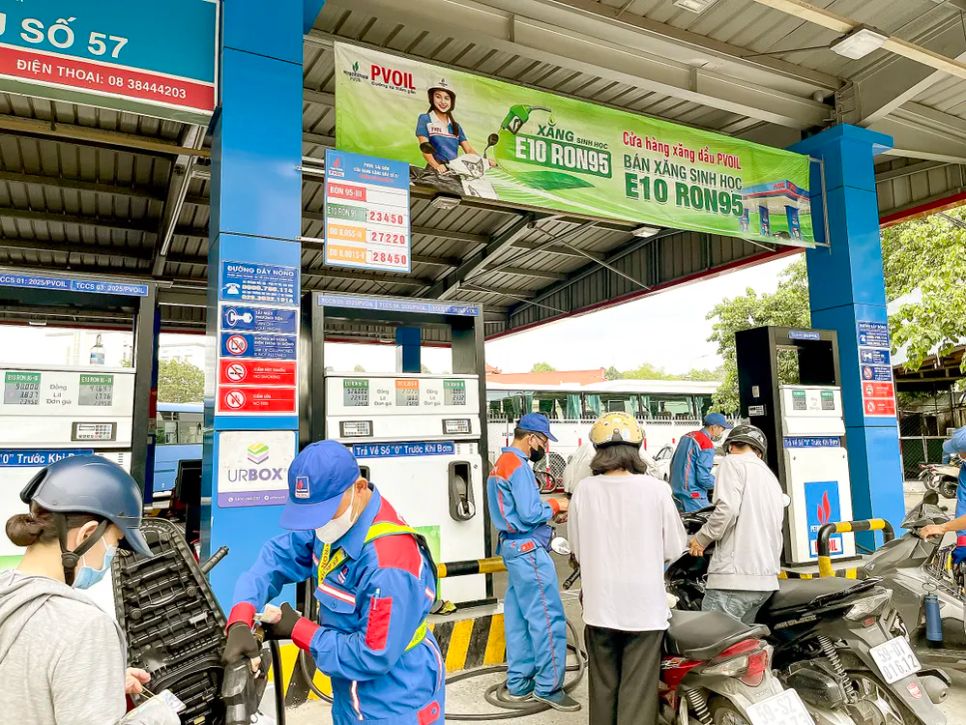 Khách đổ xăng sinh học E10 tại cây xăng PVOIL trên đường Phổ Quang (phường Tân Sơn Hòa, TPHCM) chiều 16-5 (<span style=