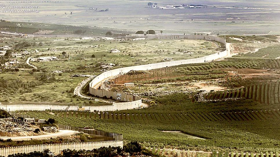 Hình ảnh bức tường biên giới gần biên giới Lebanon - Israel vào ngày 13-5 (<span style=