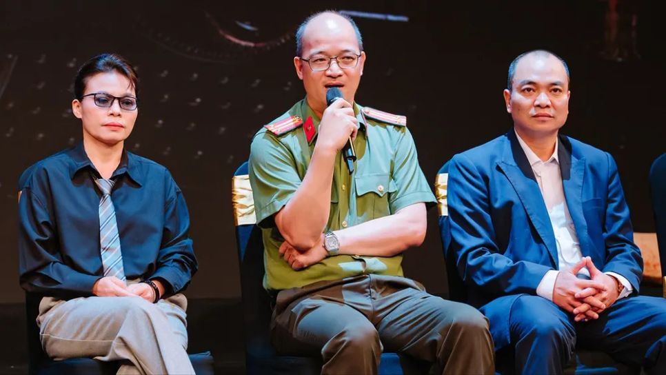Trung Tá Trần Nam Chung – Giám đốc Điện ảnh Công an nhân dân (giữa) tại lễ khởi động dự án Mật mã Đông Dương (ẢNH: ĐPCC)