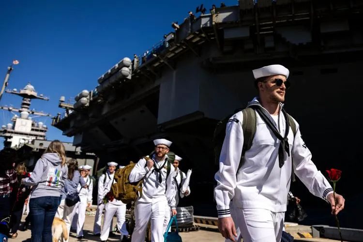 Các thủy thủ tàu sân bay USS Gerald R. Ford trở về nhà sau chuyến đi kéo dài 11 tháng. Ảnh: <span style=