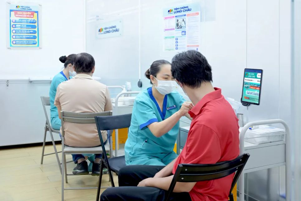 Người dân tiêm vaccine cúm tại Trung tâm tiêm chủng Long Châu
