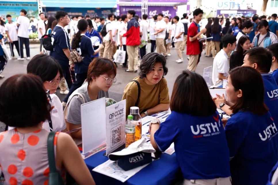 Đại diện các trường đại học tư vấn tuyển sinh cho phụ huynh và thí sinh