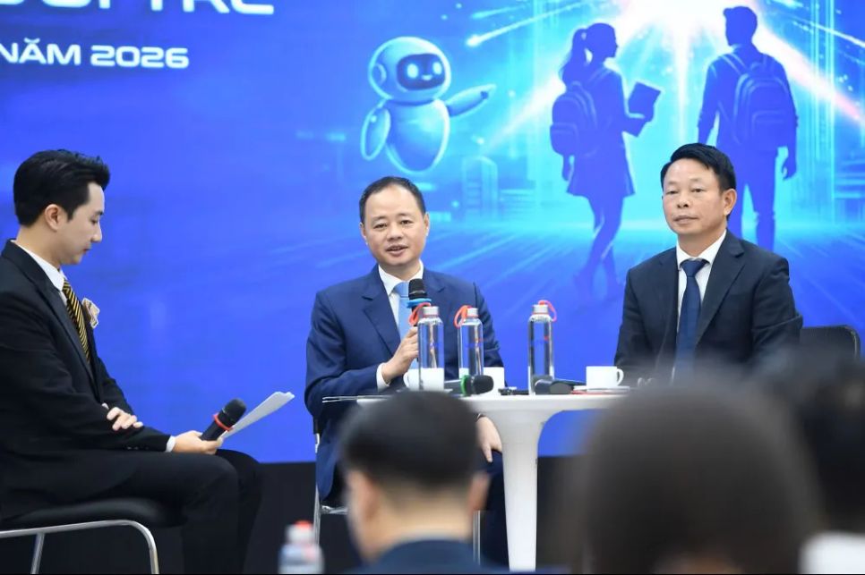 GS-TS Trần Hồng Thái, Chủ tịch Viện Hàn lâm KH-CN Việt Nam (giữa), chia sẻ tại tọa đàm