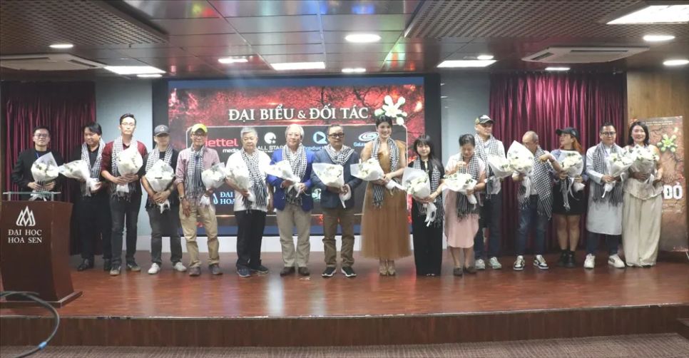<i>Các thành viên ê-kíp sản xuất tại sự kiện khởi động dự án Đất đỏ. Ảnh: V.HÀ</i>