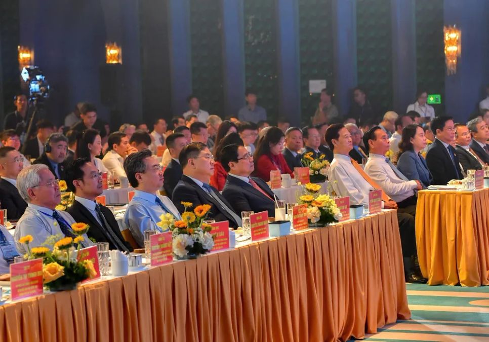 Các đồng chí lãnh đạo Đảng, Nhà nước, nguyên lãnh đạo Đảng, Nhà nước, lãnh đạo tỉnh An Giang tham dự hội nghị