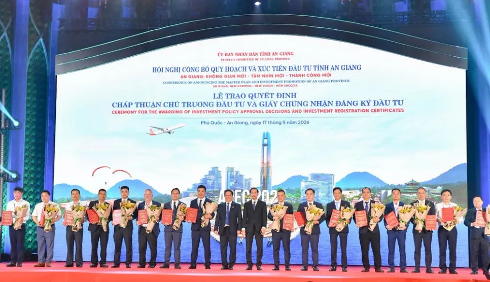 Lãnh đạo tỉnh An Giang trao quyết định chấp thuận chủ trương đầu tư, giấy chứng nhận đăng ký đầu tư cho các doanh nghiệp