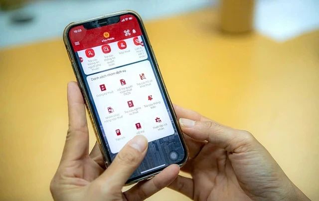 Doanh nghiệp phải xác thực sinh trắc học qua eTax Mobile để sử dụng hóa đơn điện tử. Ảnh minh họa